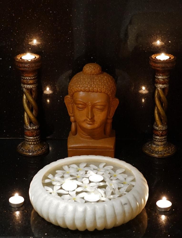 Taj Chandigarh Luaran gambar A statue of the Buddha with two oil lamps