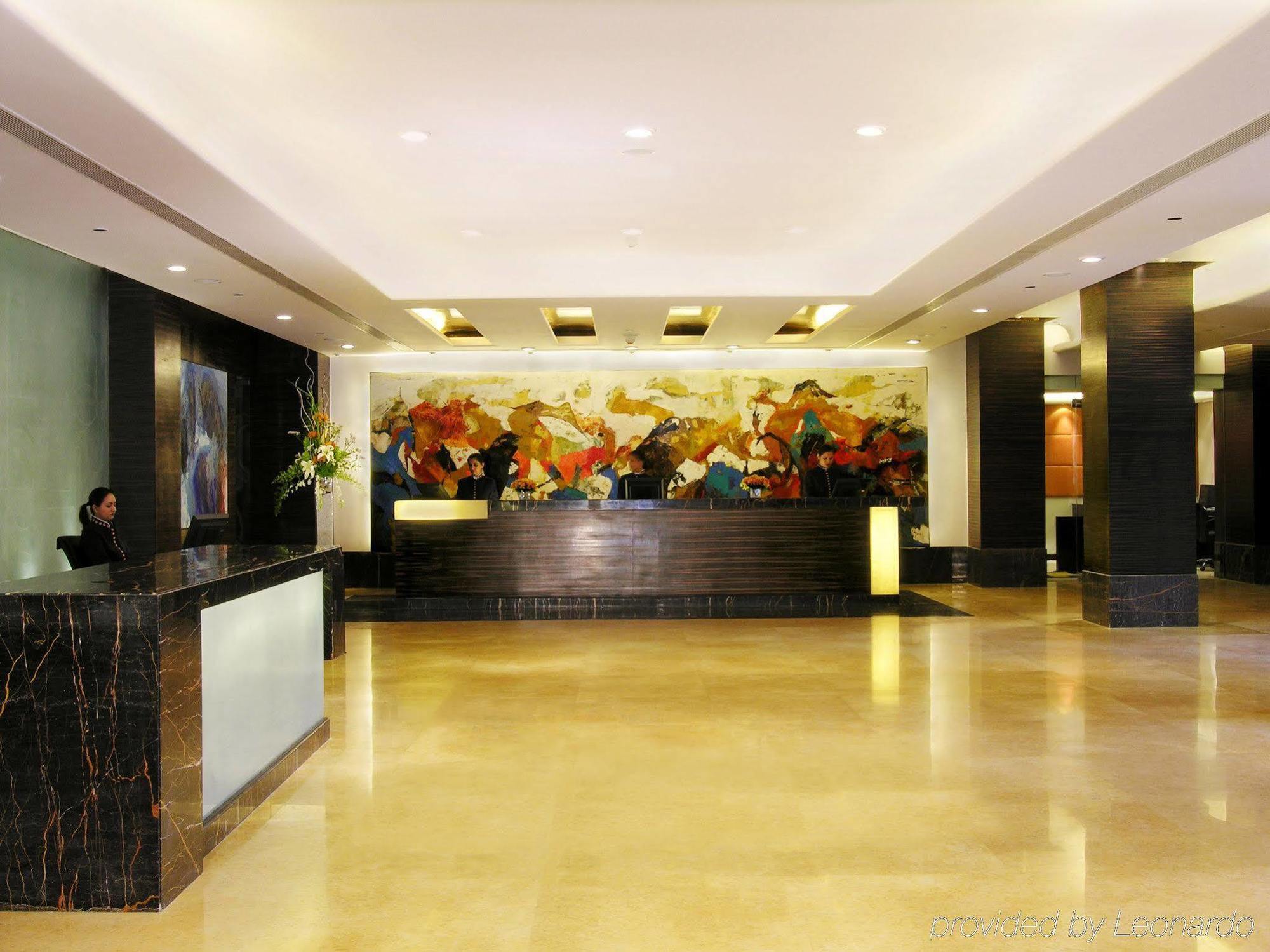Taj Chandigarh Luaran gambar The lobby of the hotel