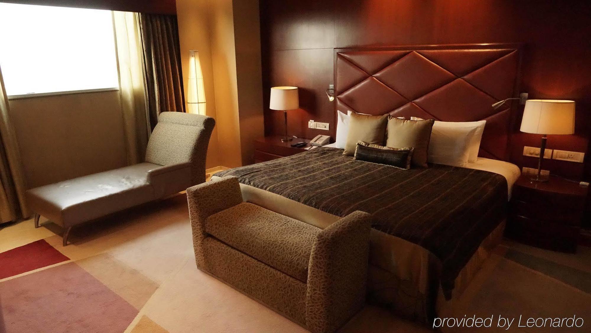 Taj Chandigarh Luaran gambar A bedroom in the hotel